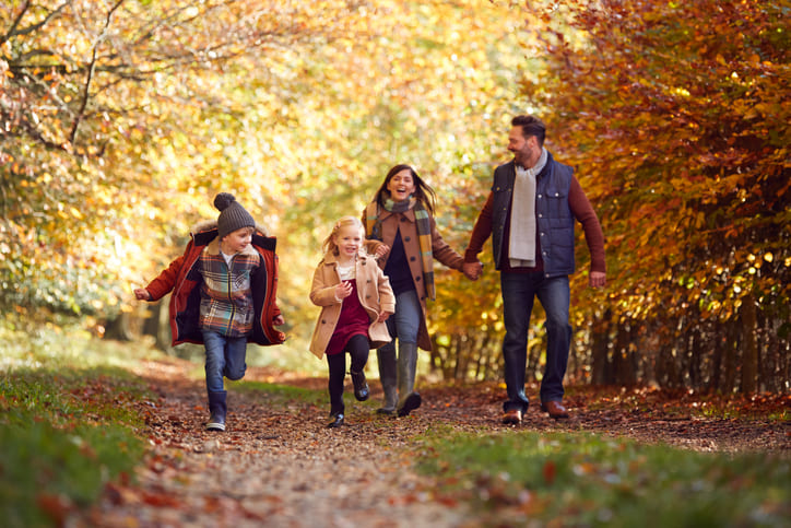 Familie beim Herbstspaziergang in der Zollernalb