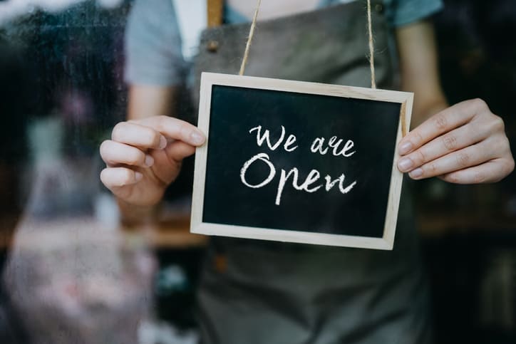 Schiefertafel "We are open" für Neueröffnungen in der Zollernalb